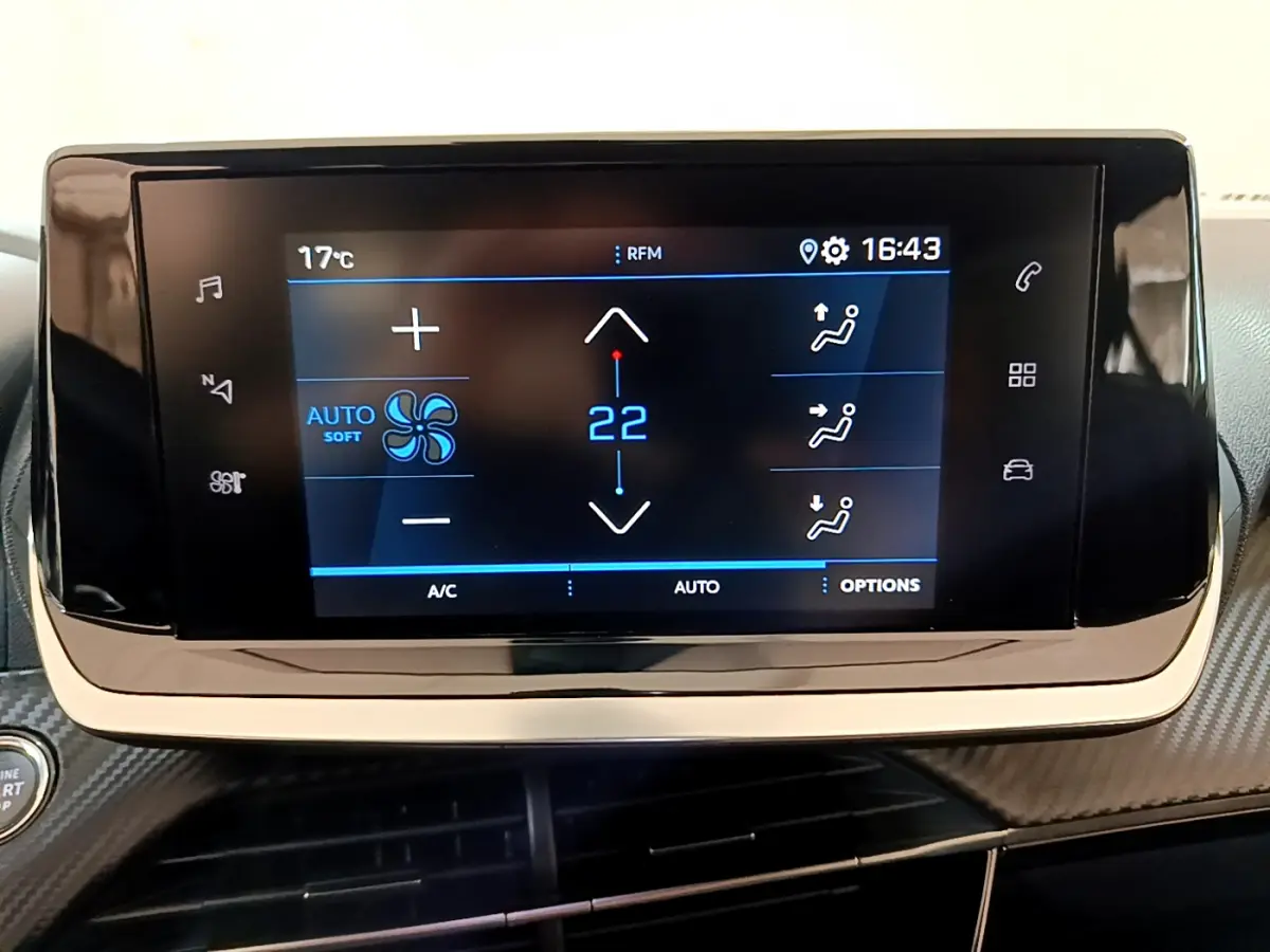 Écran tactile central du tableau de bord du Peugeot 2008 gris foncé, affichant les réglages de climatisation à 22°C.