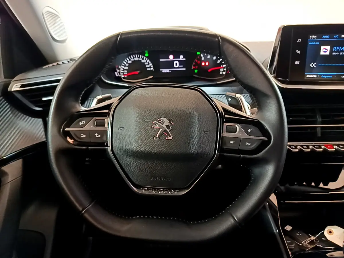Volant cuir noir Peugeot 2008 PureTech 130 vue de face avec tableau de bord et écran tactile lumineux.