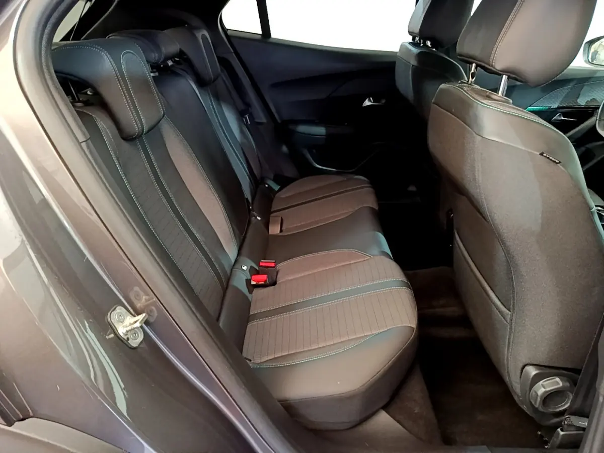 Vue intérieure côté arrière gauche sur la banquette arrière gris foncé du Peugeot 2008 PureTech 130 Allure 2022.