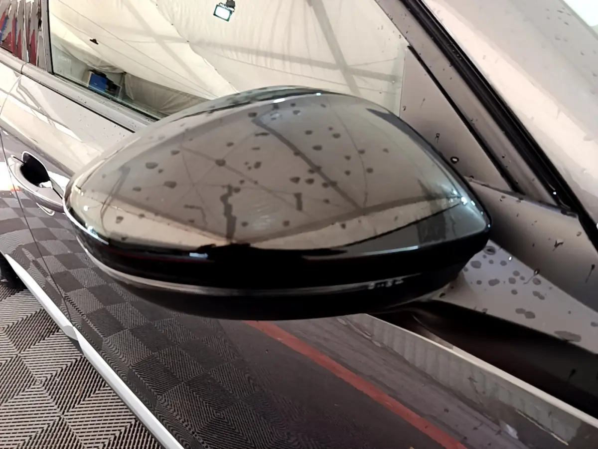 Rétroviseur droit gris foncé du Peugeot 2008 PureTech 130 S&S EAT8 Allure 2022 avec clignotant intégré.