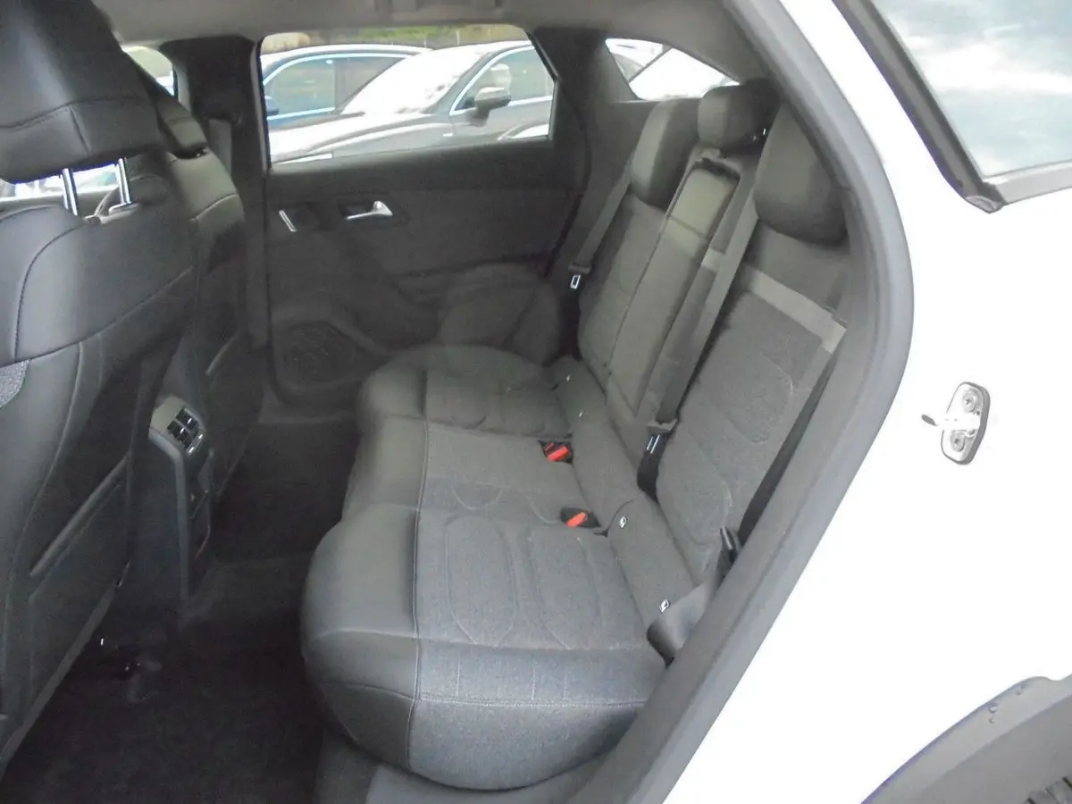 Vue intérieure côté droit sur les sièges arrière en tissu et cuir d'une Citroën C5 X blanc nacré 2022.