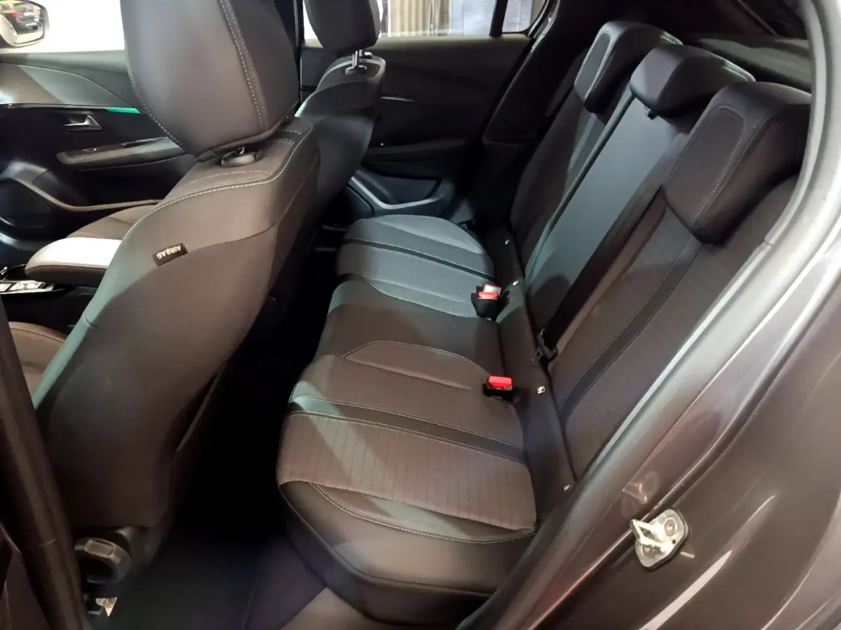 Vue intérieure côté droit des sièges arrière gris foncé de la Peugeot 208 PureTech 100 Allure Pack 2022.