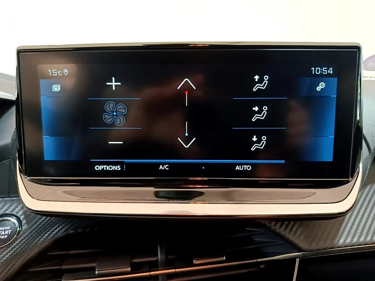 Écran tactile central du tableau de bord de la Peugeot 208 gris foncé, affichant les réglages de climatisation.