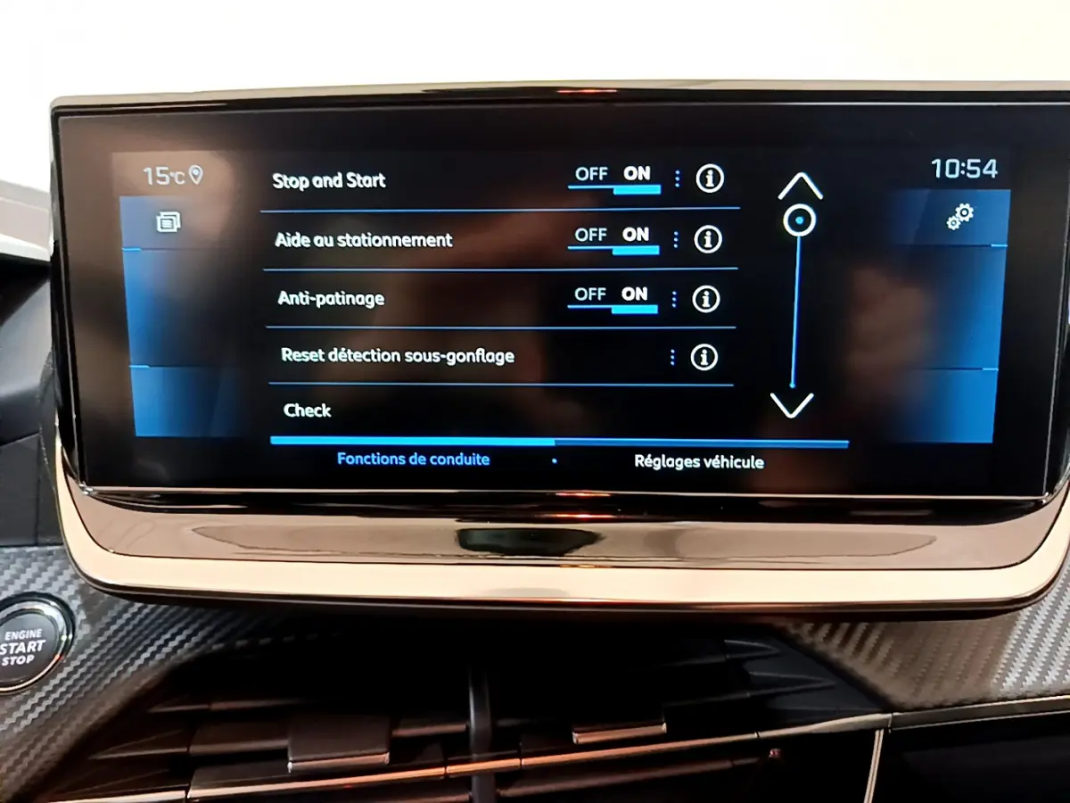 Écran tactile central de la Peugeot 208 gris foncé, affichant les réglages d’aide à la conduite, vue intérieure frontale.