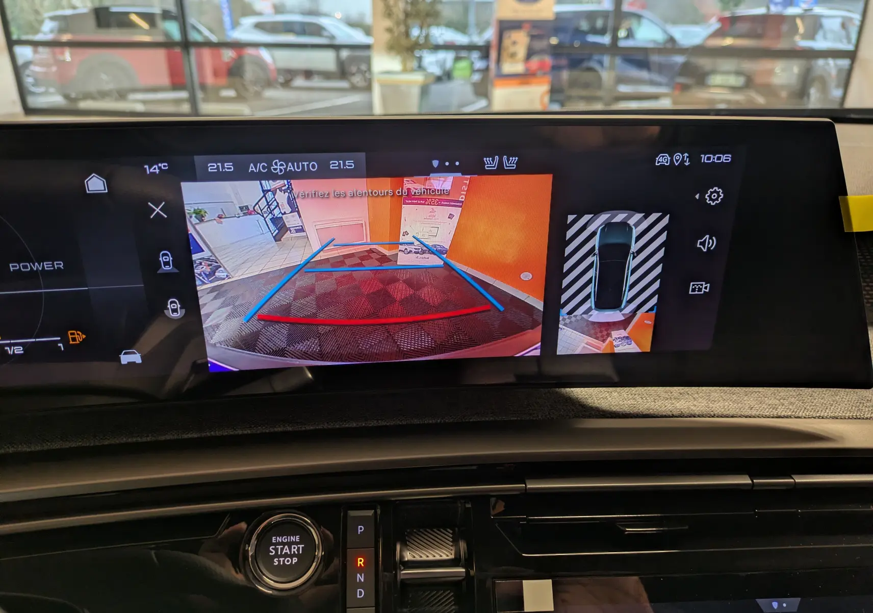 Affichage de la caméra de recul et vue 360° sur l'écran intérieur du Peugeot 3008 gris titane avec toit noir.