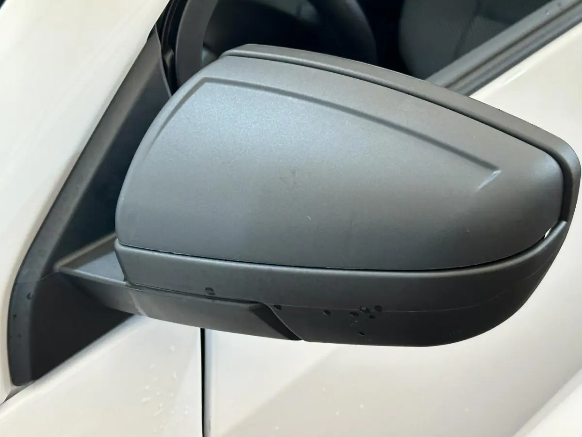 Gros plan sur le rétroviseur extérieur côté gauche avec caméra, sur une Aixam Minauto E Access blanche 2025.