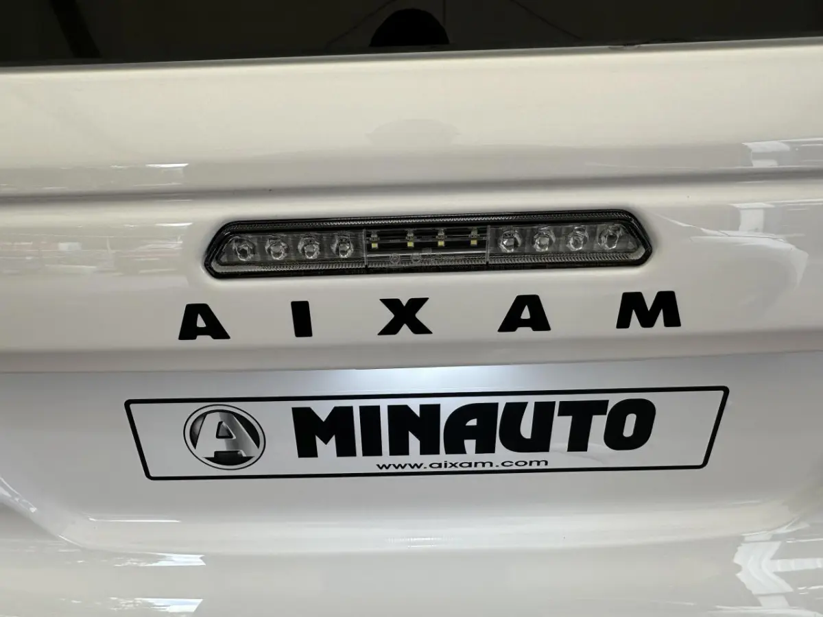Gros plan sur l'arrière blanc de l'Aixam Minauto E Access 2025 avec son feu stop LED et logo distinctif.