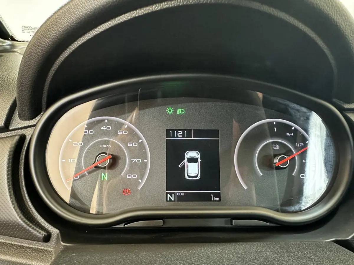 Tableau de bord de l'AIXAM MINAUTO E ACCESS 2025 montrant la vitesse, batterie et porte conducteur ouverte.