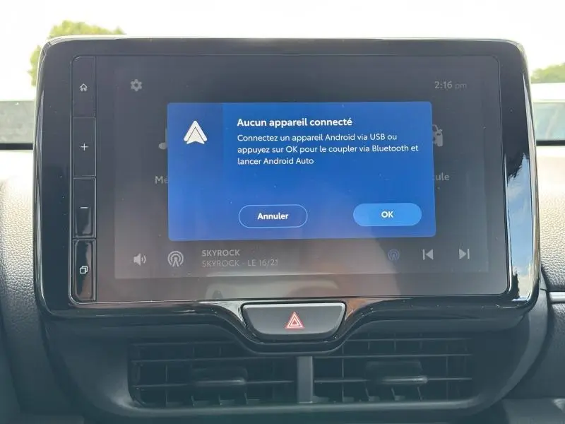 Écran tactile central affichant un message Android Auto dans l'habitacle d'une Toyota Yaris blanche 2025.