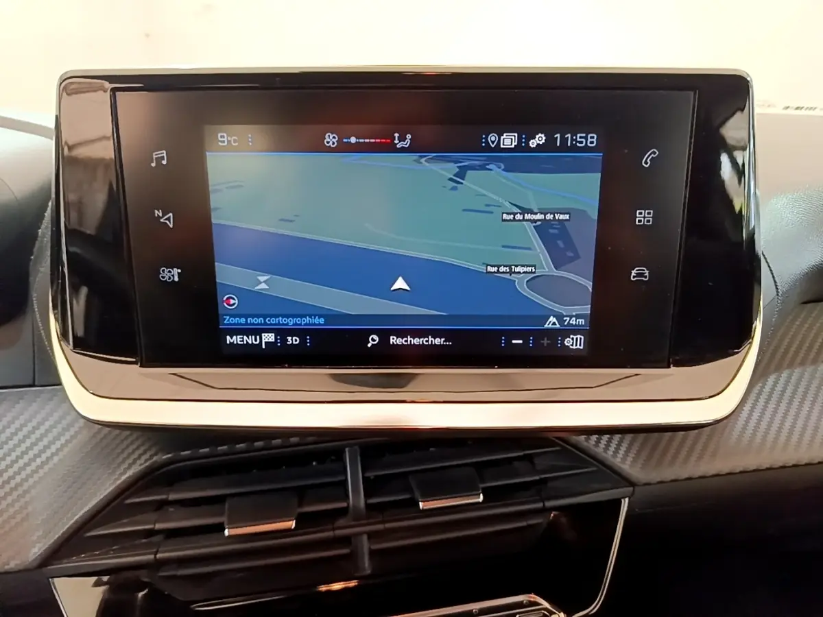 Écran tactile central de 7 pouces affichant la navigation, dans l'habitacle d'une Peugeot 208 blanche.