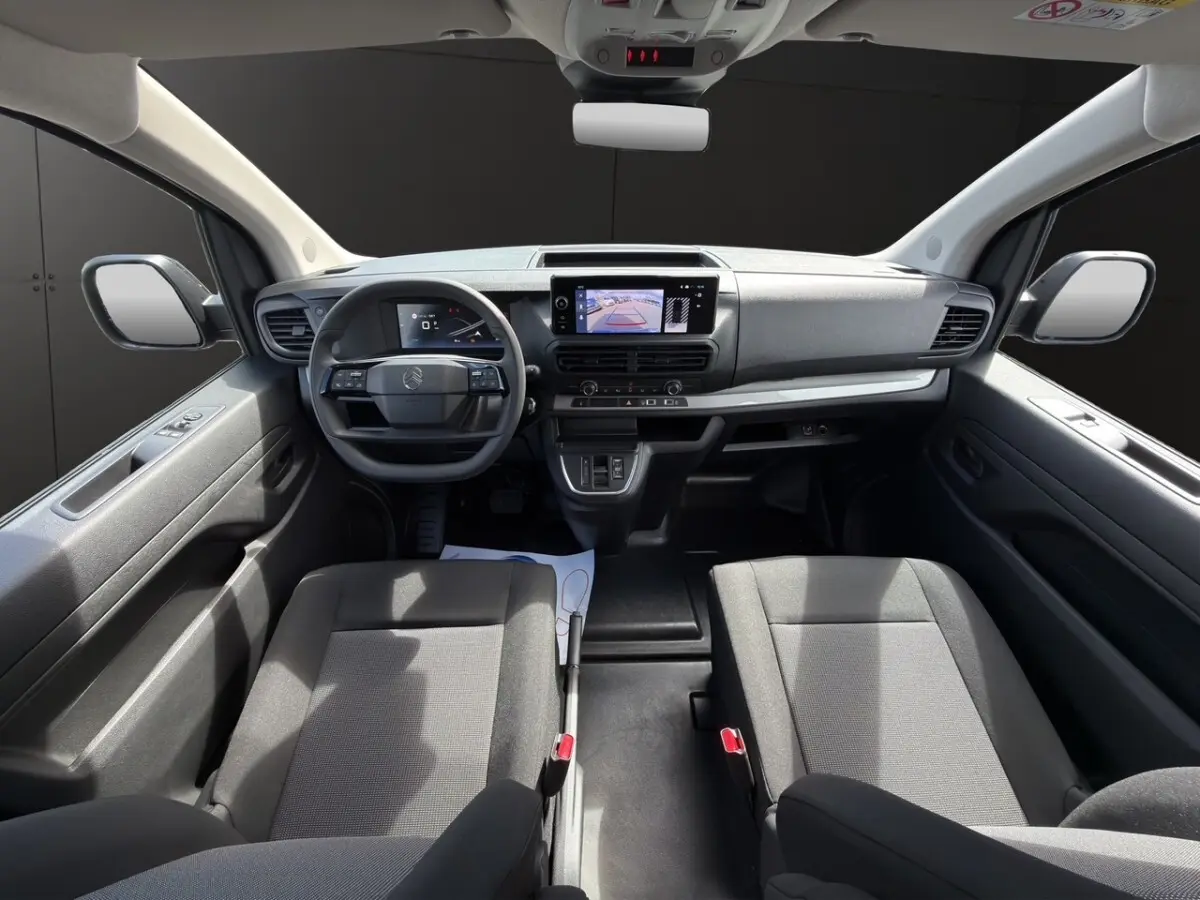 Vue intérieure avant du Citroën Jumpy gris foncé 2026, avec tableau de bord moderne et écran tactile central.