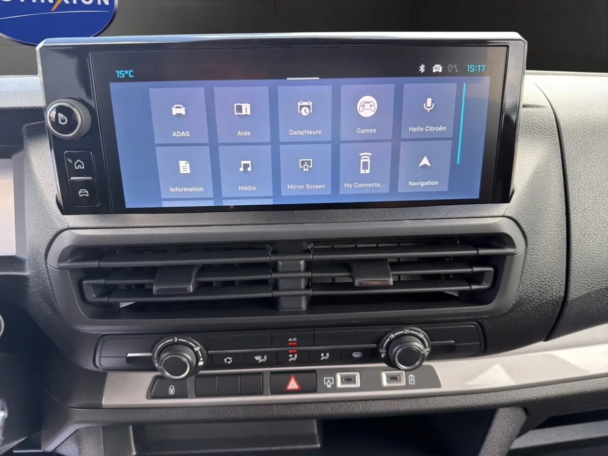 Vue rapprochée de la console centrale du Citroën Jumpy gris foncé 2026, avec écran tactile et commandes climatisation.