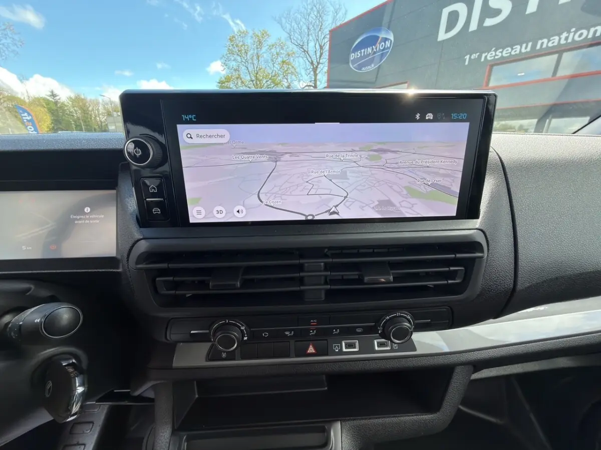 Vue intérieure du tableau de bord du Citroën Jumpy 2026 avec écran tactile de navigation et commandes de climatisation.