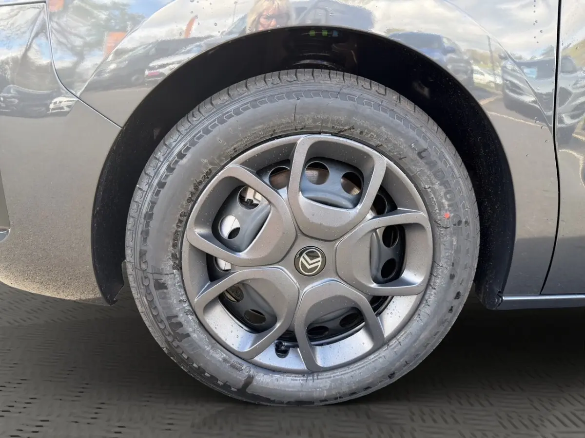 Gros plan sur la roue avant gauche grise du Citroën Jumpy 2026 avec jante design et logo central visible.