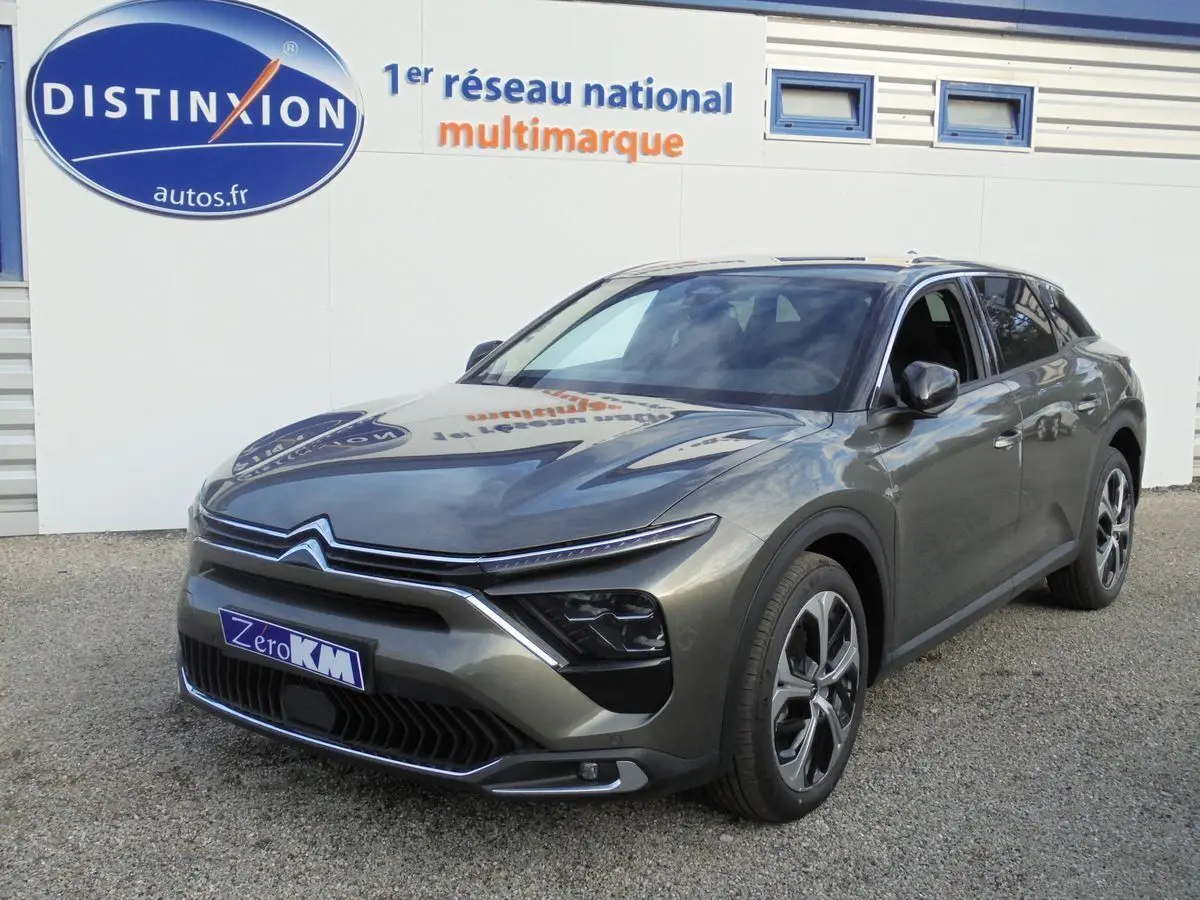Citroën C5 X gris platinium métal en 3/4 avant droit, avec calandre distinctive et jantes modernes.
