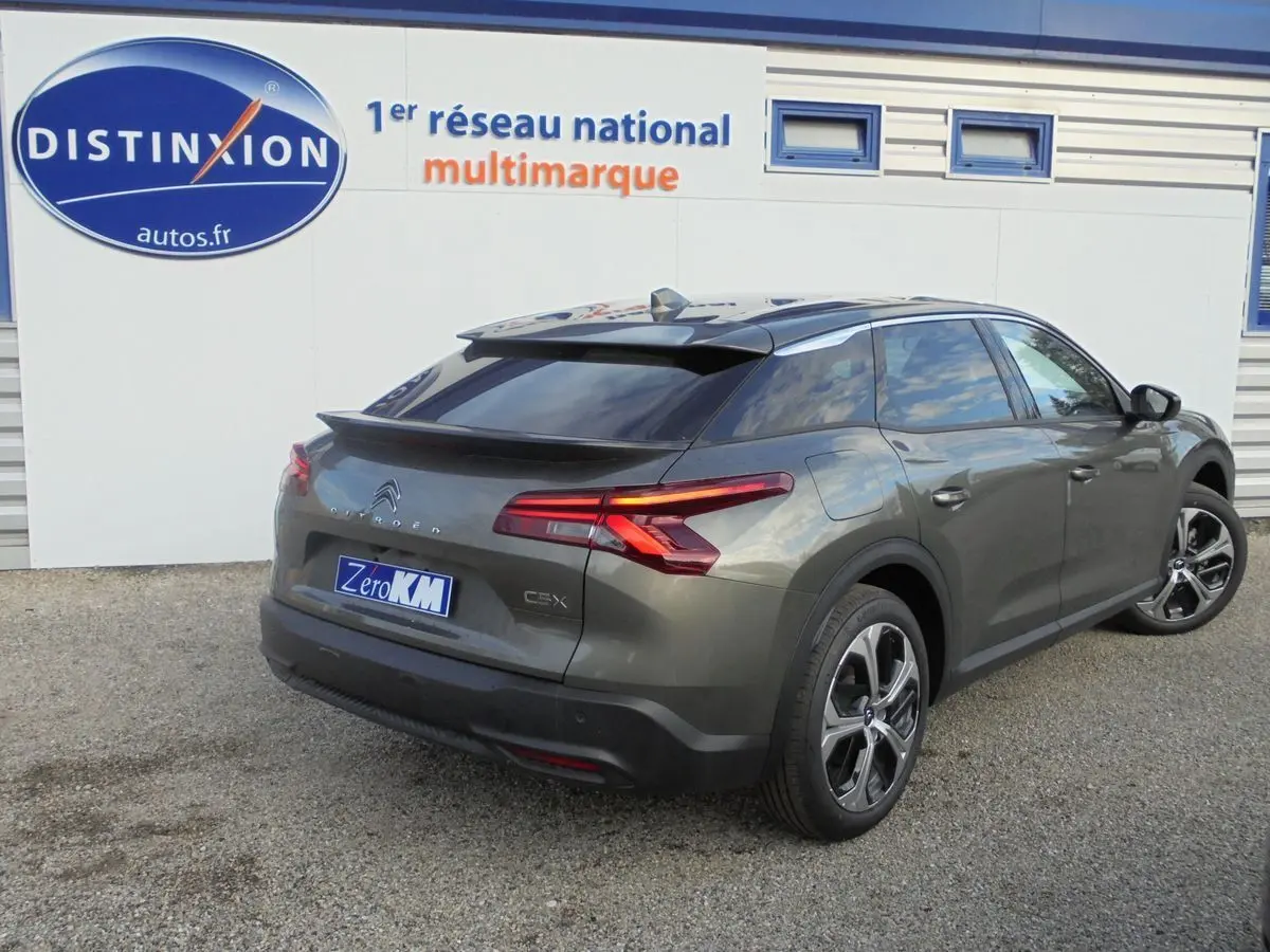 Citroën C5 X gris platinium métal en 3/4 arrière droit, avec feux arrière LED et jantes alliage 19 pouces.