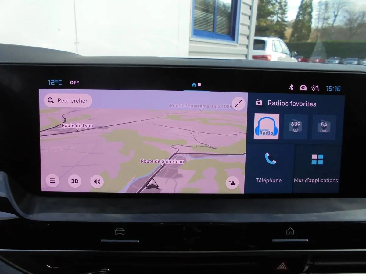 Écran tactile central du tableau de bord du Citroën C5 X 2022 affichant la navigation et les radios favorites.
