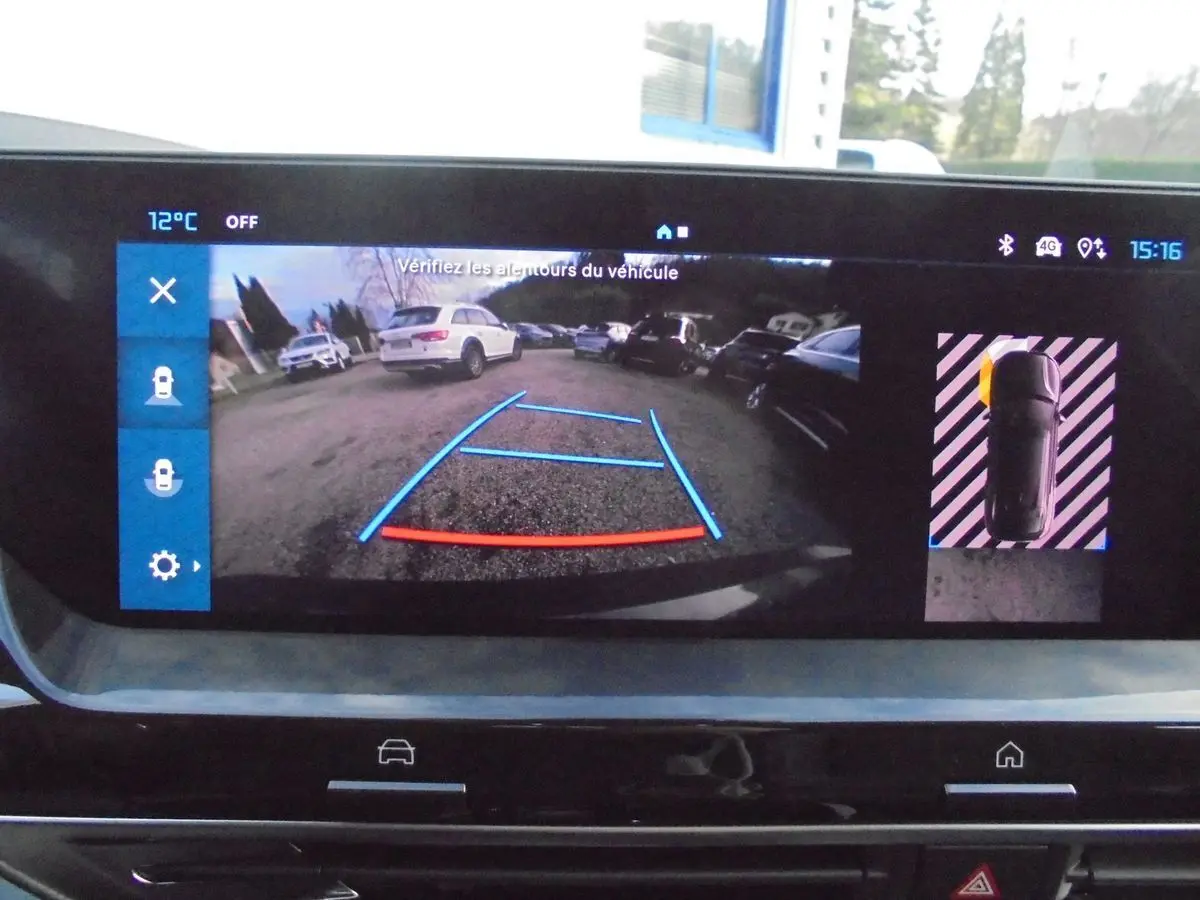 Écran multimédia montrant la caméra de recul avec vue arrière et lignes de guidage sur un Citroën C5 X gris platinium.