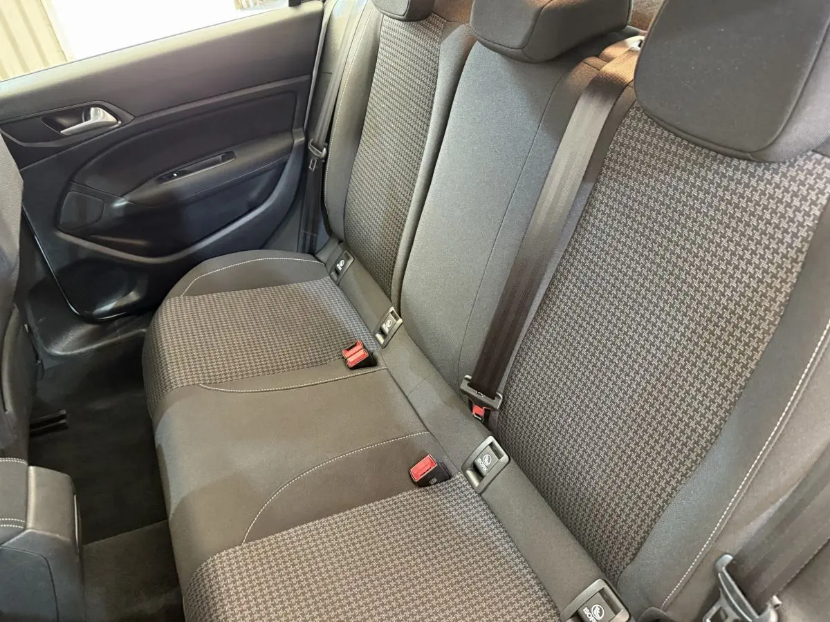 Banquette arrière en tissu gris à motifs, vue côté gauche dans une Peugeot 308 blanche de 2021.