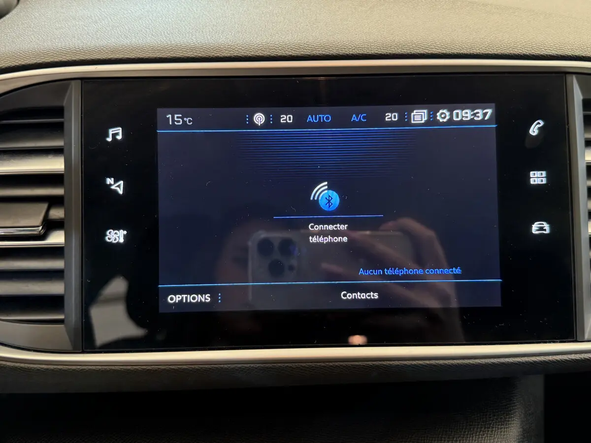 Écran tactile central de la Peugeot 308 2021 affichant la connexion Bluetooth et la température intérieure à 15°C.