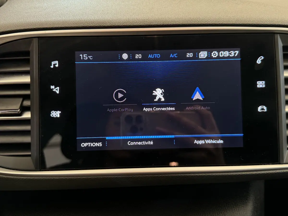Écran tactile central de la Peugeot 308 2021 affichant les options Apple CarPlay et Android Auto dans l'habitacle beige.