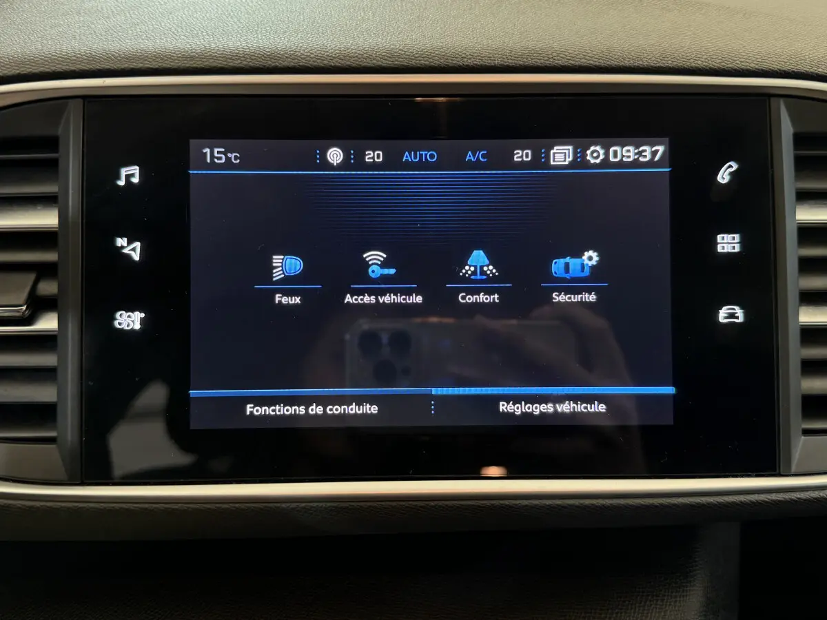 Écran tactile central de la Peugeot 308 2021 affichant les menus Feux, Accès véhicule, Confort et Sécurité.