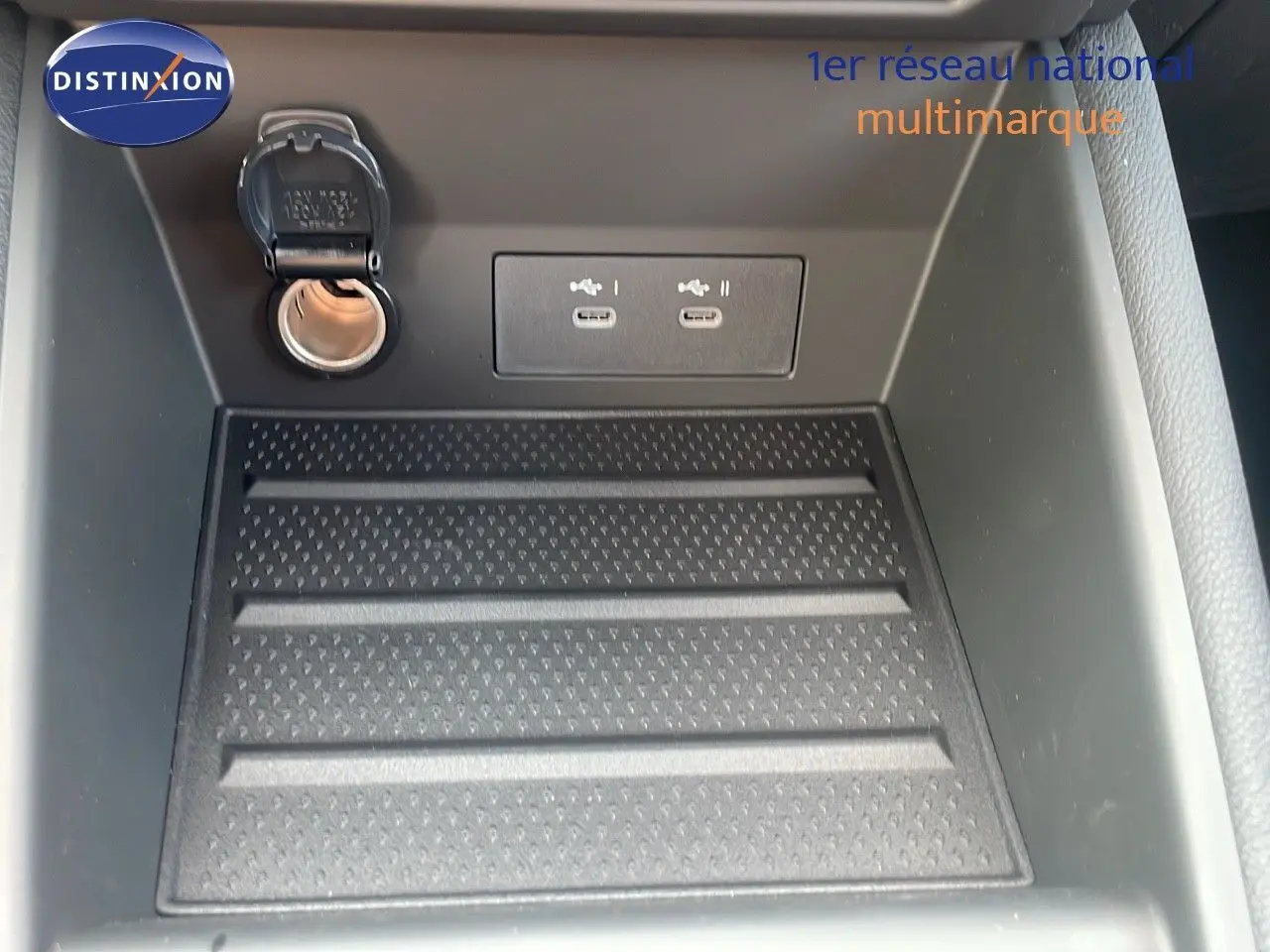 Prise allume-cigare et deux ports USB dans la console centrale d'une Renault Captur E-Tech hybride 2025.