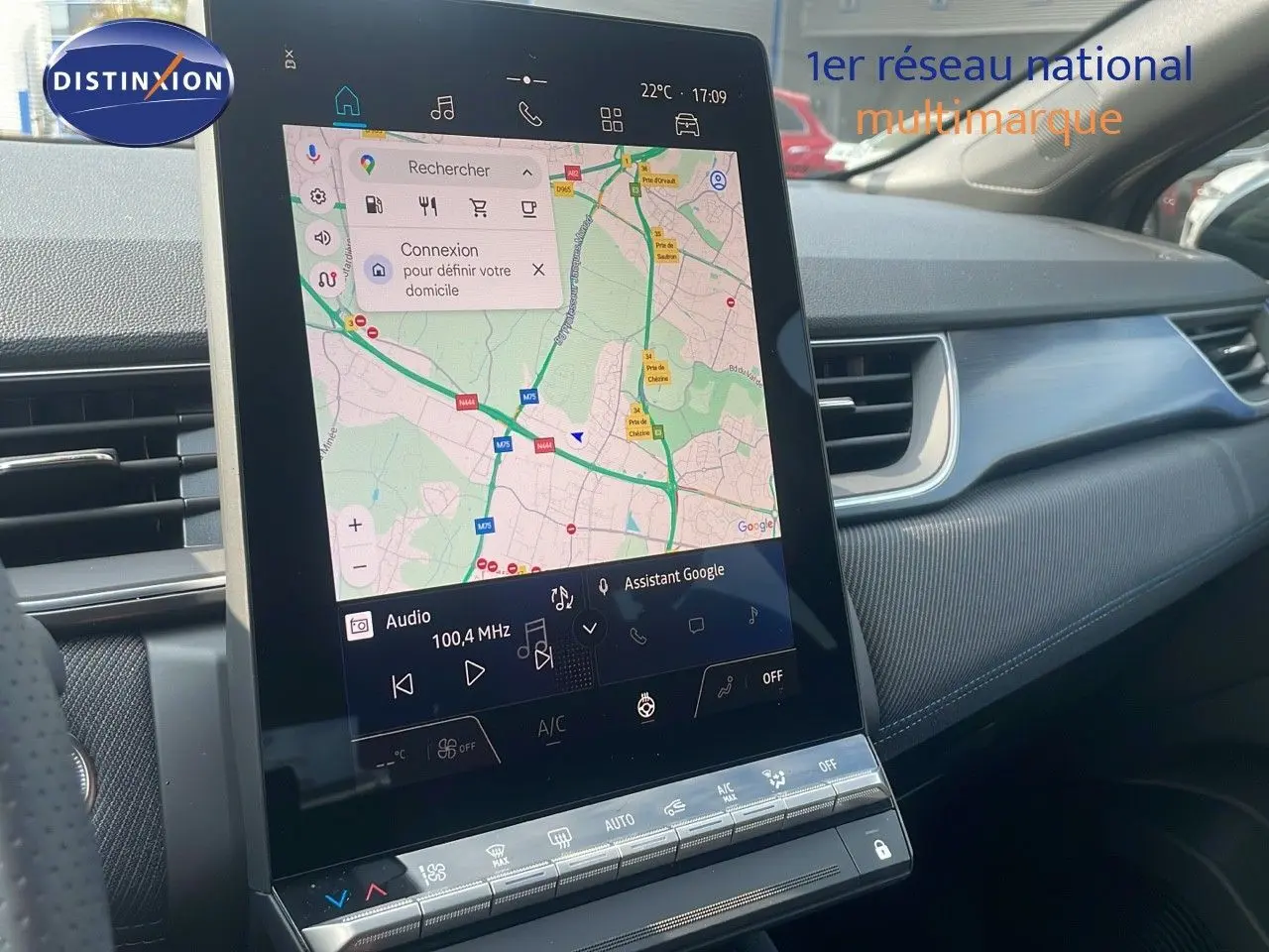 Écran tactile central avec navigation GPS et commandes climatisation dans l'habitacle d'un Renault Captur gris cassiopée toit noir.