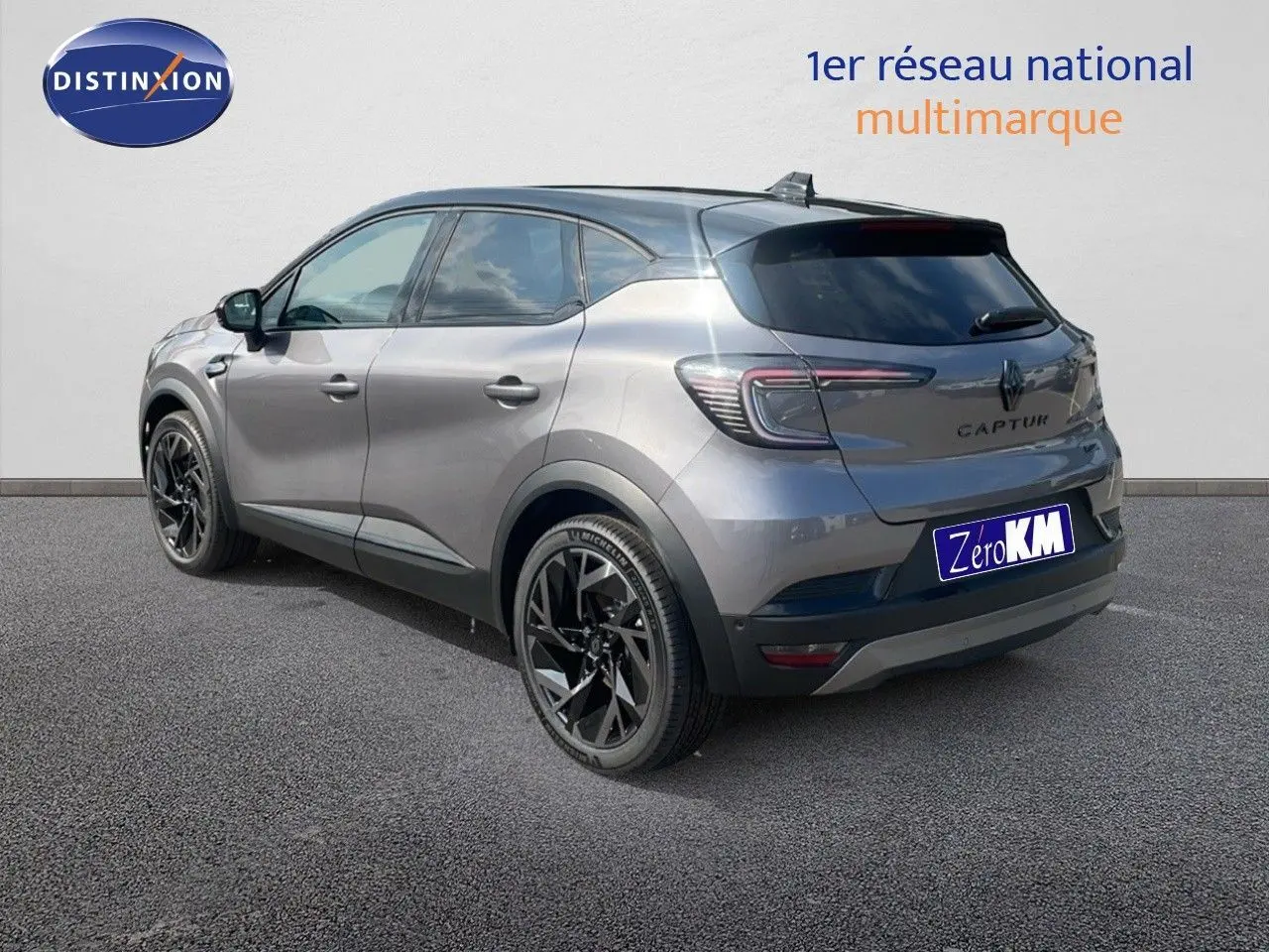 Renault Captur E-Tech hybride gris Cassiopée métal avec toit noir, vue 3/4 arrière côté gauche, jantes noires.