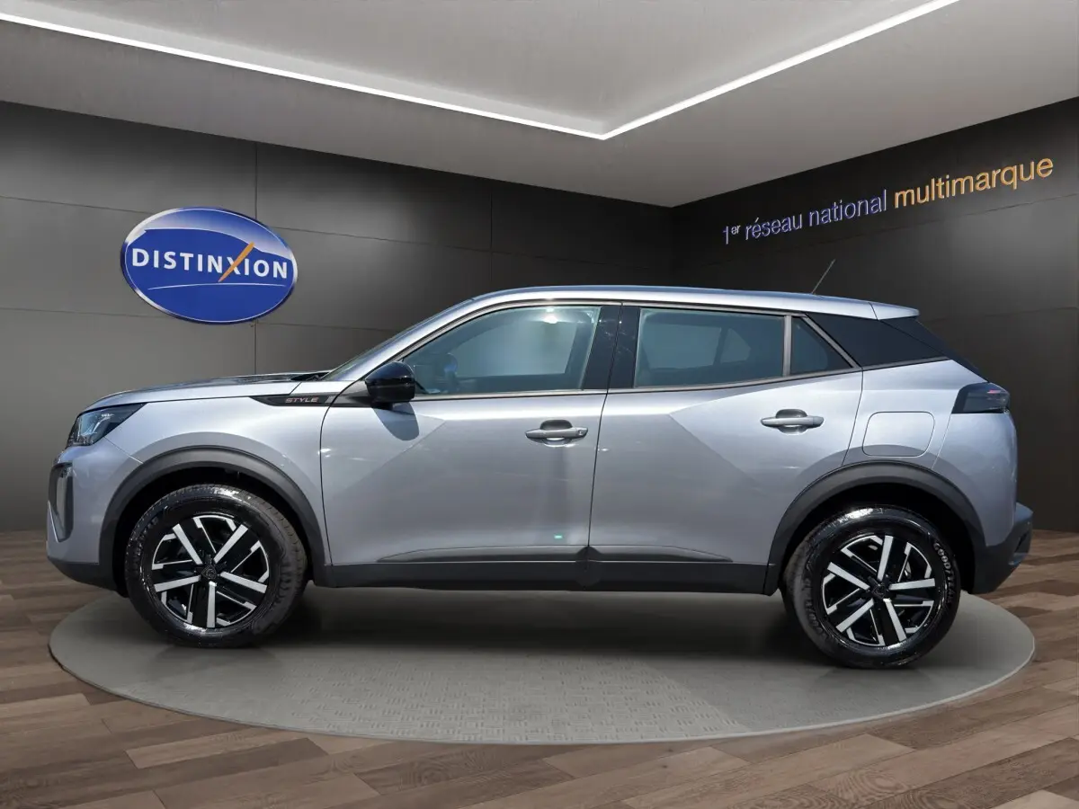 Peugeot 2008 Hybrid 145 e-DCS6 STYLE gris clair vue de profil côté gauche, jantes noires et détails noirs contrastants.