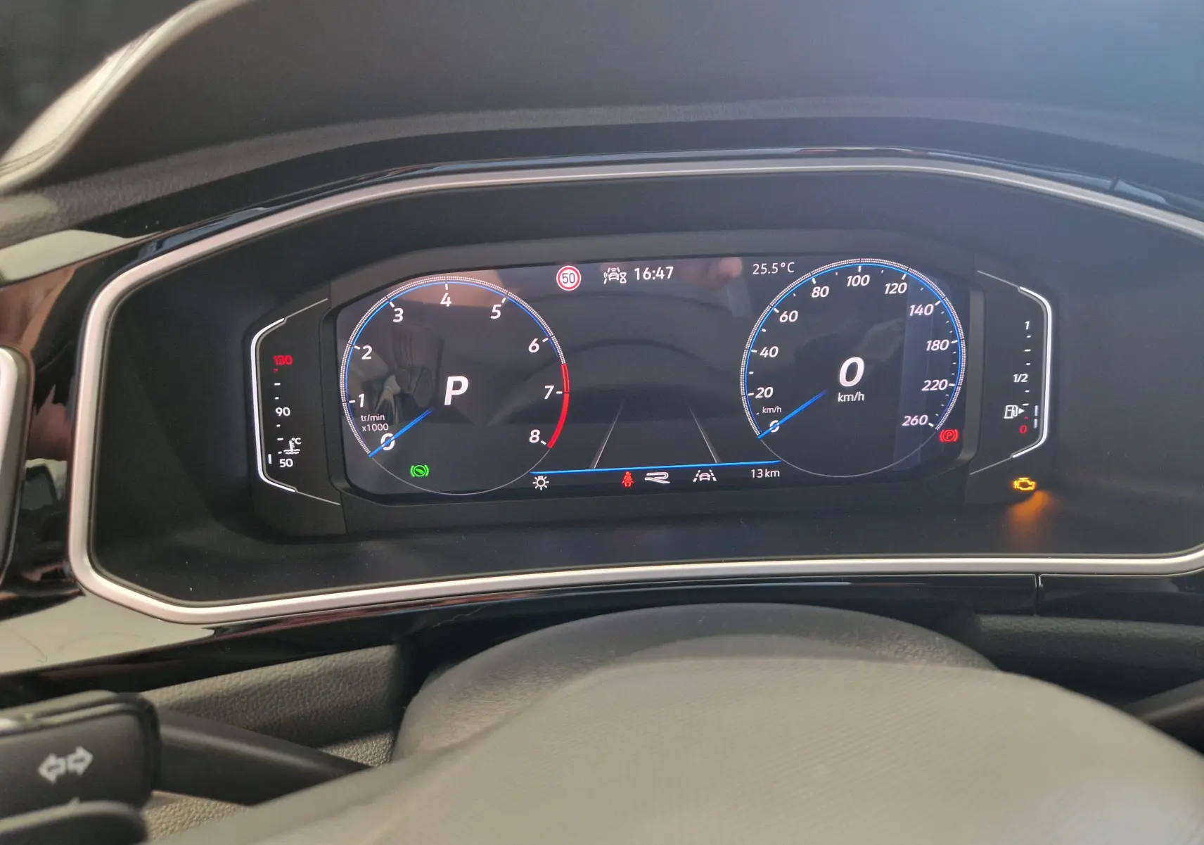 Tableau de bord numérique du Volkswagen T-Roc 2025 affichant vitesse, régime moteur et alertes, vue frontale intérieure.