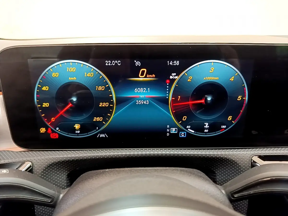 Tableau de bord numérique de Mercedes CLA 200 d AMG Line 2021, affichage vitesse et compte-tours lumineux.