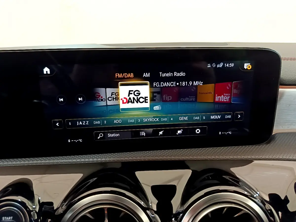 Écran tactile central affichant la radio FM/DAB dans l'habitacle noir du Mercedes CLA 200 d AMG Line 2021.