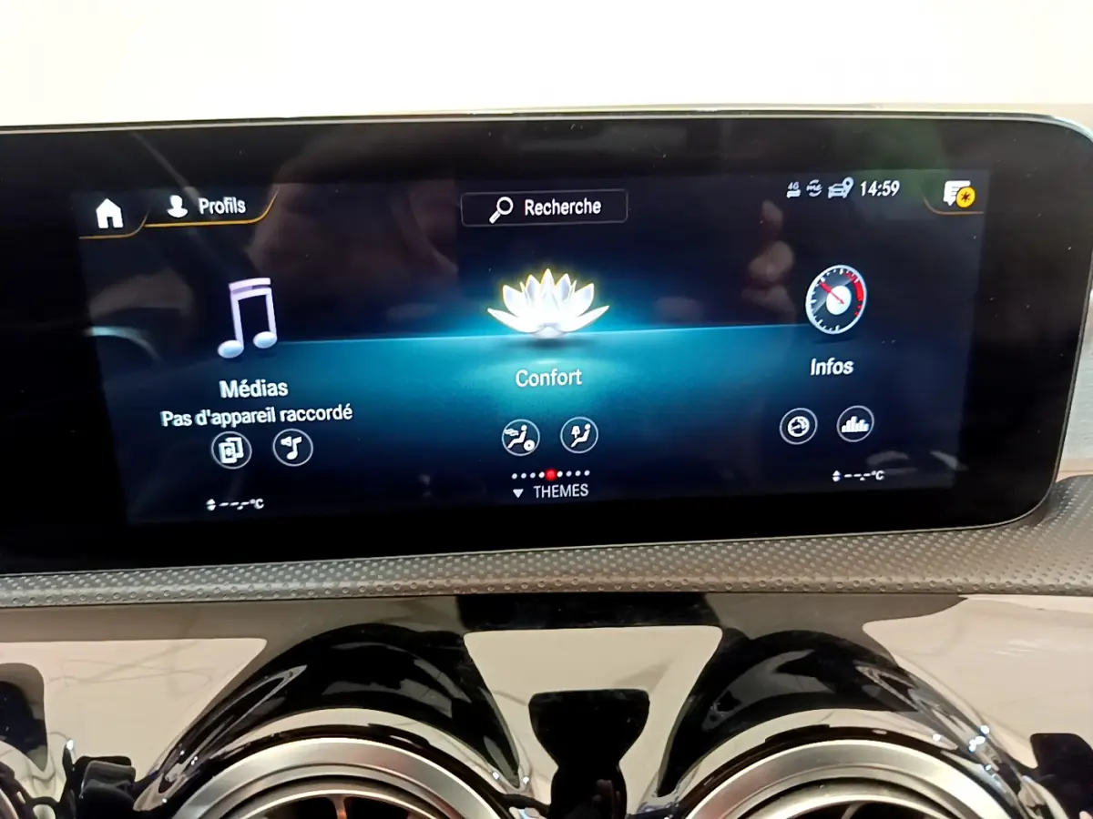 Écran tactile central affichant le menu Confort et Médias sur le tableau de bord d'une Mercedes CLA 200 d AMG Line noire.