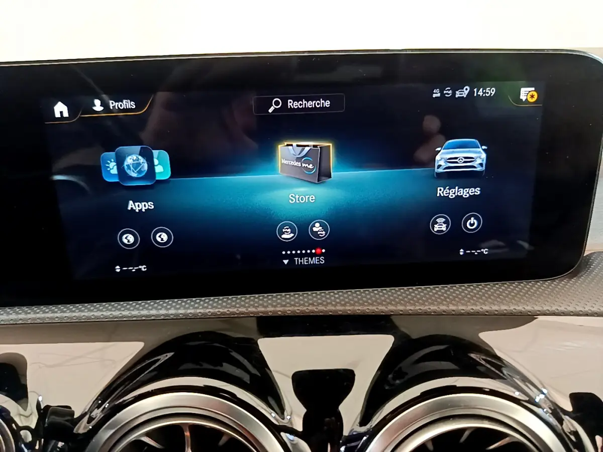 Écran tactile central du tableau de bord de la Mercedes CLA 200 d AMG Line 2021 avec interface Mercedes me.