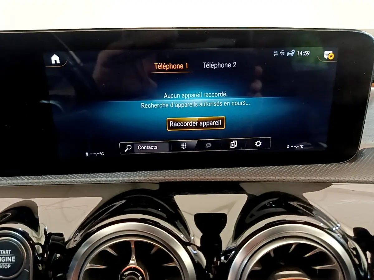 Écran tactile central affichant la connexion Bluetooth dans l'habitacle noir du Mercedes CLA 200 d AMG Line 2021.