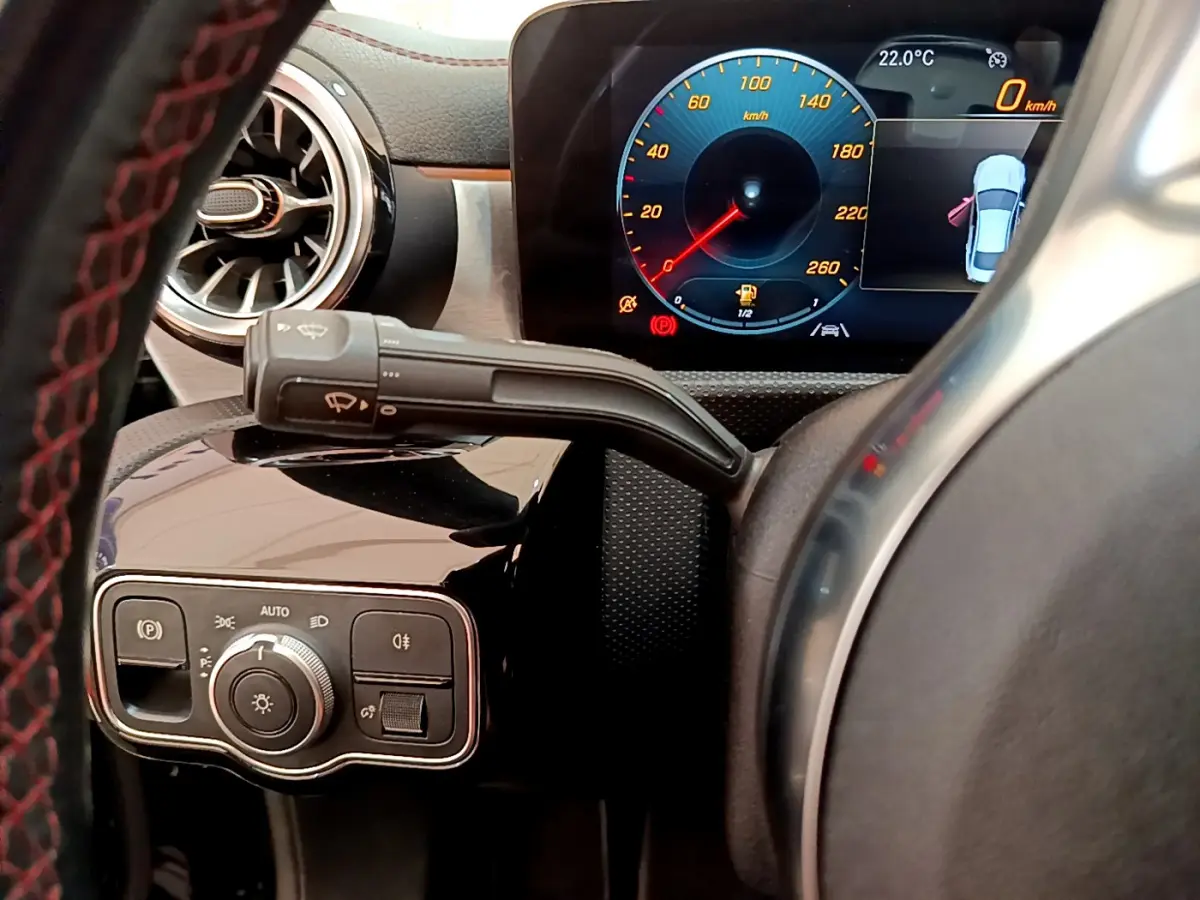 Détail du tableau de bord noir de la Mercedes CLA 200 d AMG Line 2021 avec affichage digital et commandes lumineuses.