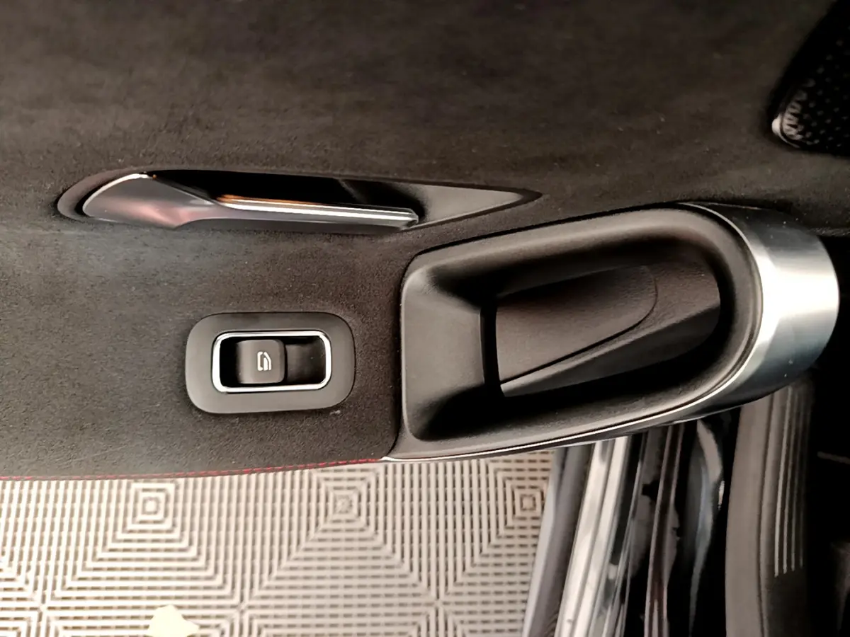 Poignée intérieure et commande de lève-vitre sur la porte côté gauche d'une Mercedes CLA 200 d AMG Line noire de 2021.