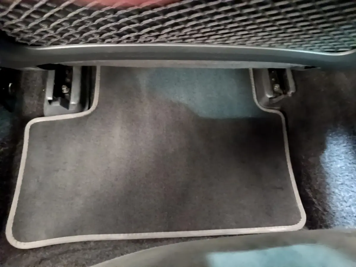 Tapis de sol noir sous le siège avant droit d'une Mercedes CLA 200 d AMG Line 2021.