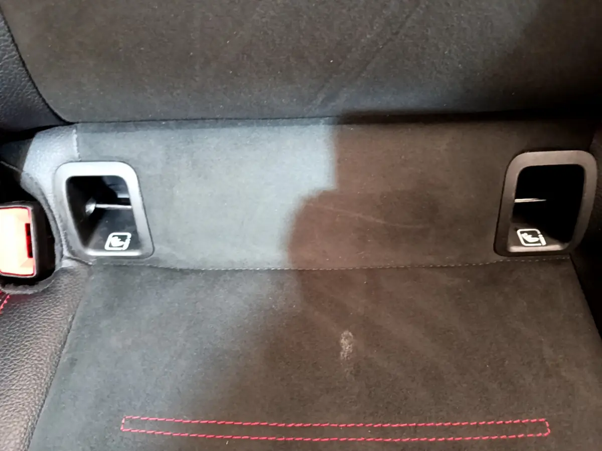 Gros plan sur la banquette arrière noire de la Mercedes CLA 200 d AMG Line avec fixations Isofix visibles.