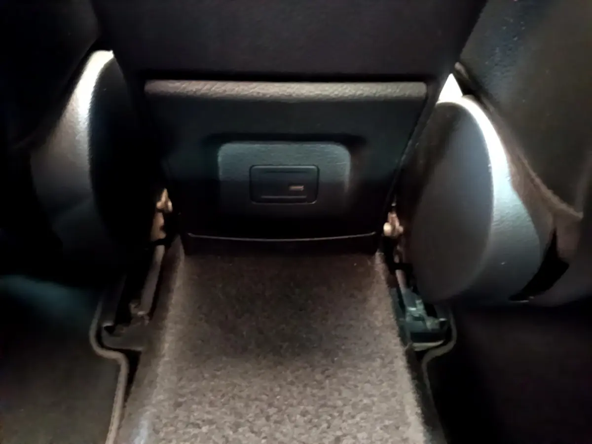 Prise USB située à l'arrière de la console centrale, entre les sièges arrière d'une Mercedes CLA 200 d AMG Line noire.