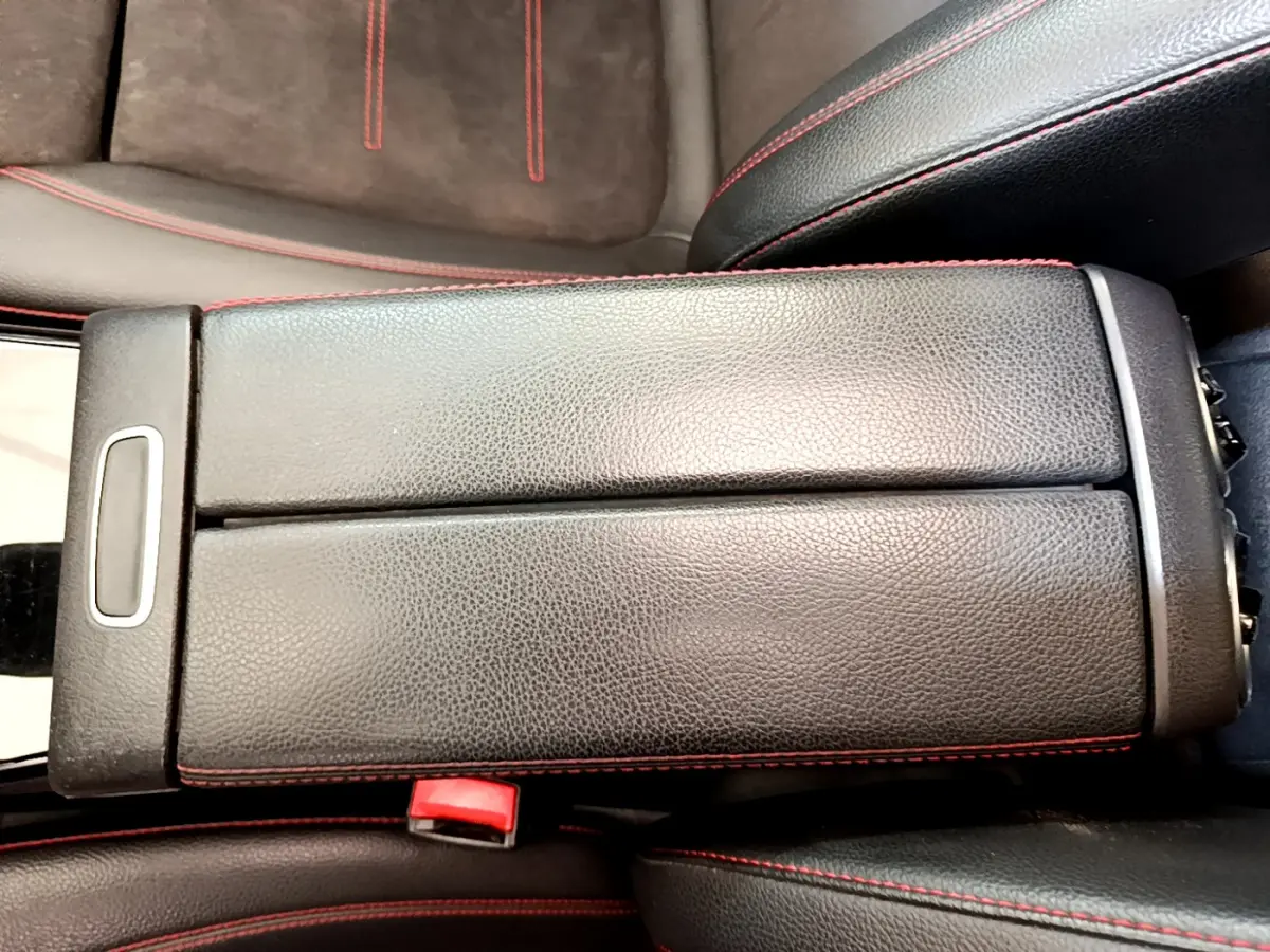 Accoudoir central en cuir noir avec surpiqûres rouges dans l'habitacle d'une Mercedes CLA 200 d AMG Line 2021