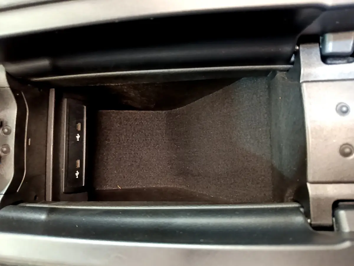 Vue en plongée de la console centrale noire du Mercedes CLA 200 d AMG Line 2021 avec ports USB intégrés.