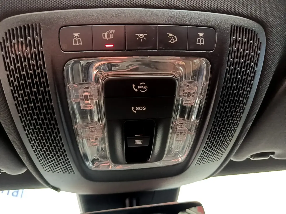 Vue en gros plan du plafonnier intérieur noir avec commandes d'appel d'urgence et éclairage de la Mercedes CLA 200 d AMG Line 2021.