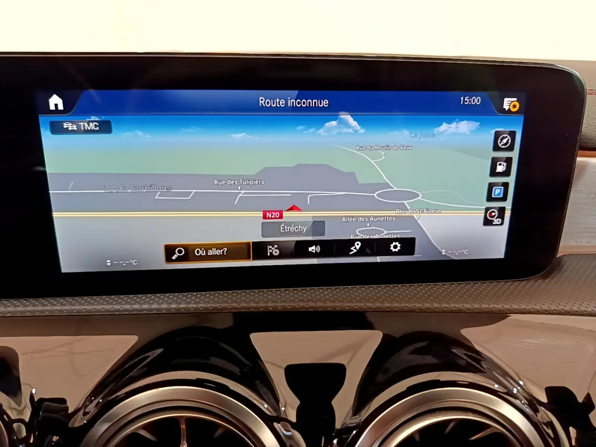 Écran tactile central du tableau de bord de la Mercedes CLA 200 d AMG Line noir, affichant la navigation GPS en mode 3D.