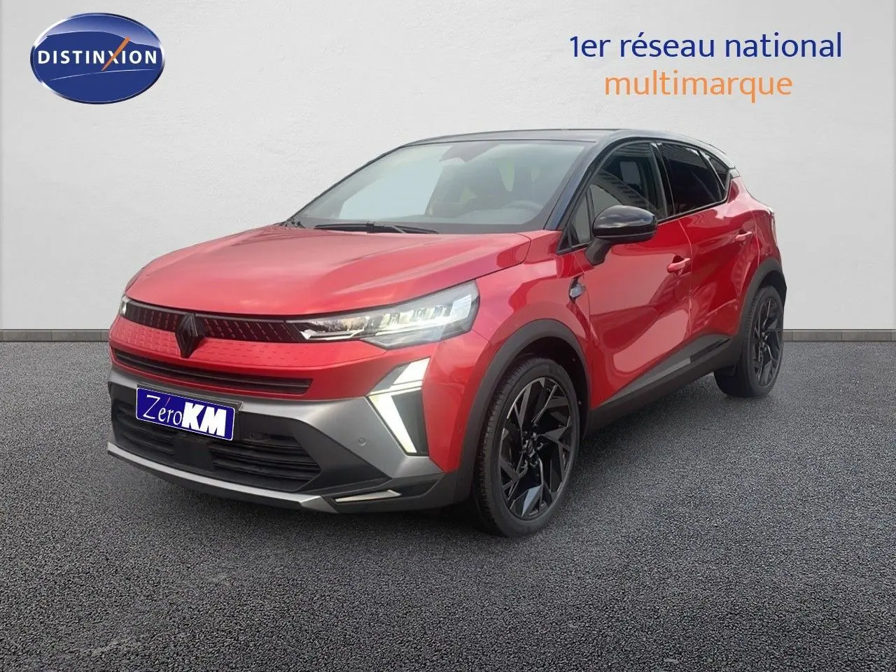 Renault Captur E-Tech hybride rouge passion toit noir, vue 3/4 avant droit avec jantes noires distinctives.