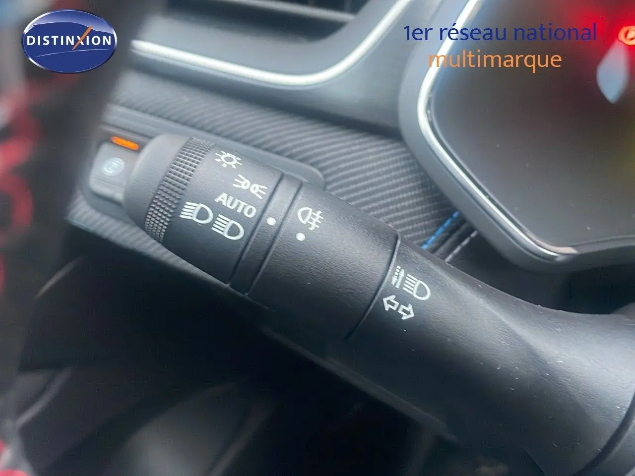 Gros plan sur la commande des feux et clignotants dans l’habitacle du Renault Captur E-Tech hybride 2025, détail noir.