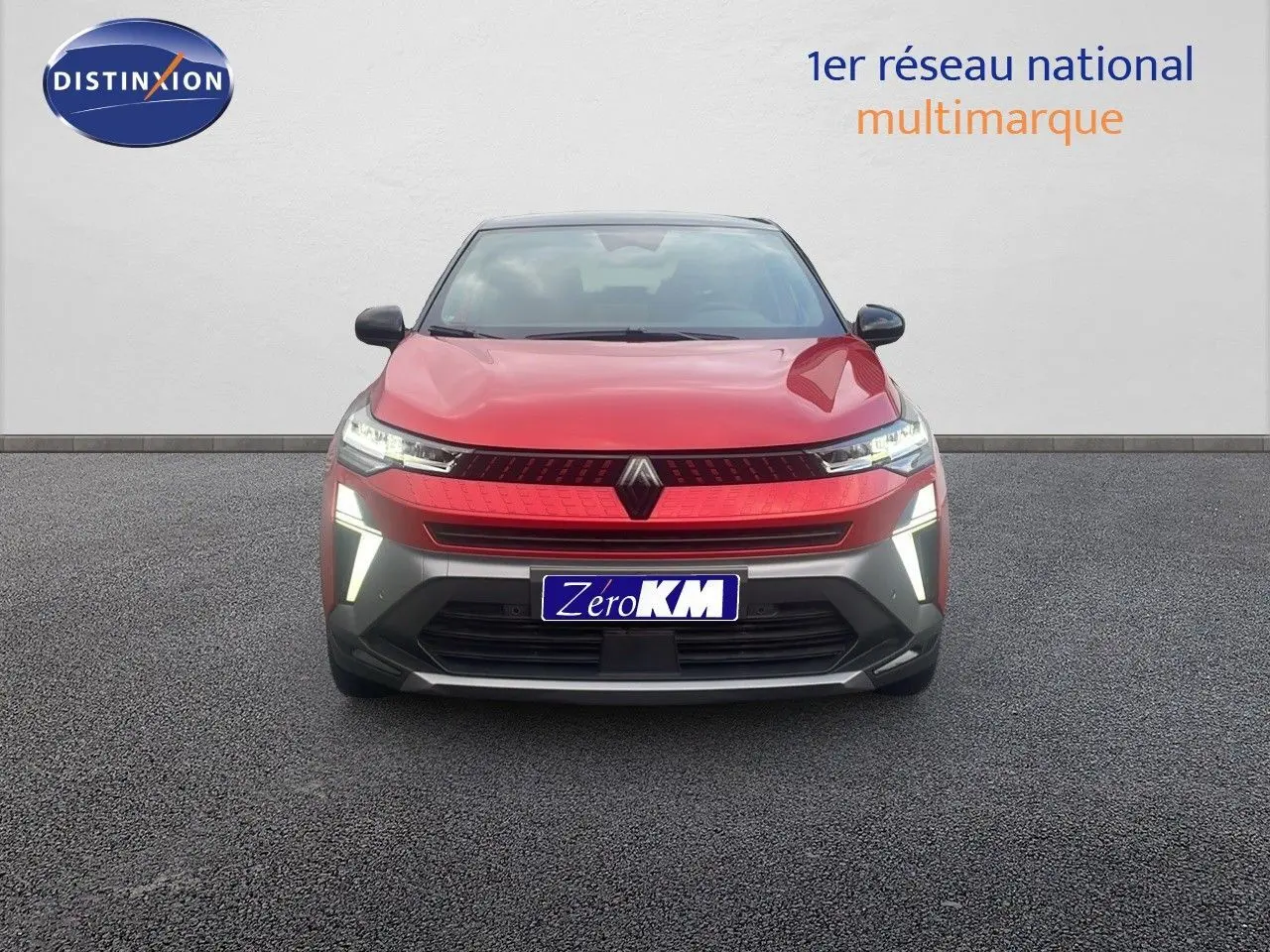 Vue frontale du Renault Captur E-Tech hybride rouge passion avec toit noir et éclairage LED allumé.