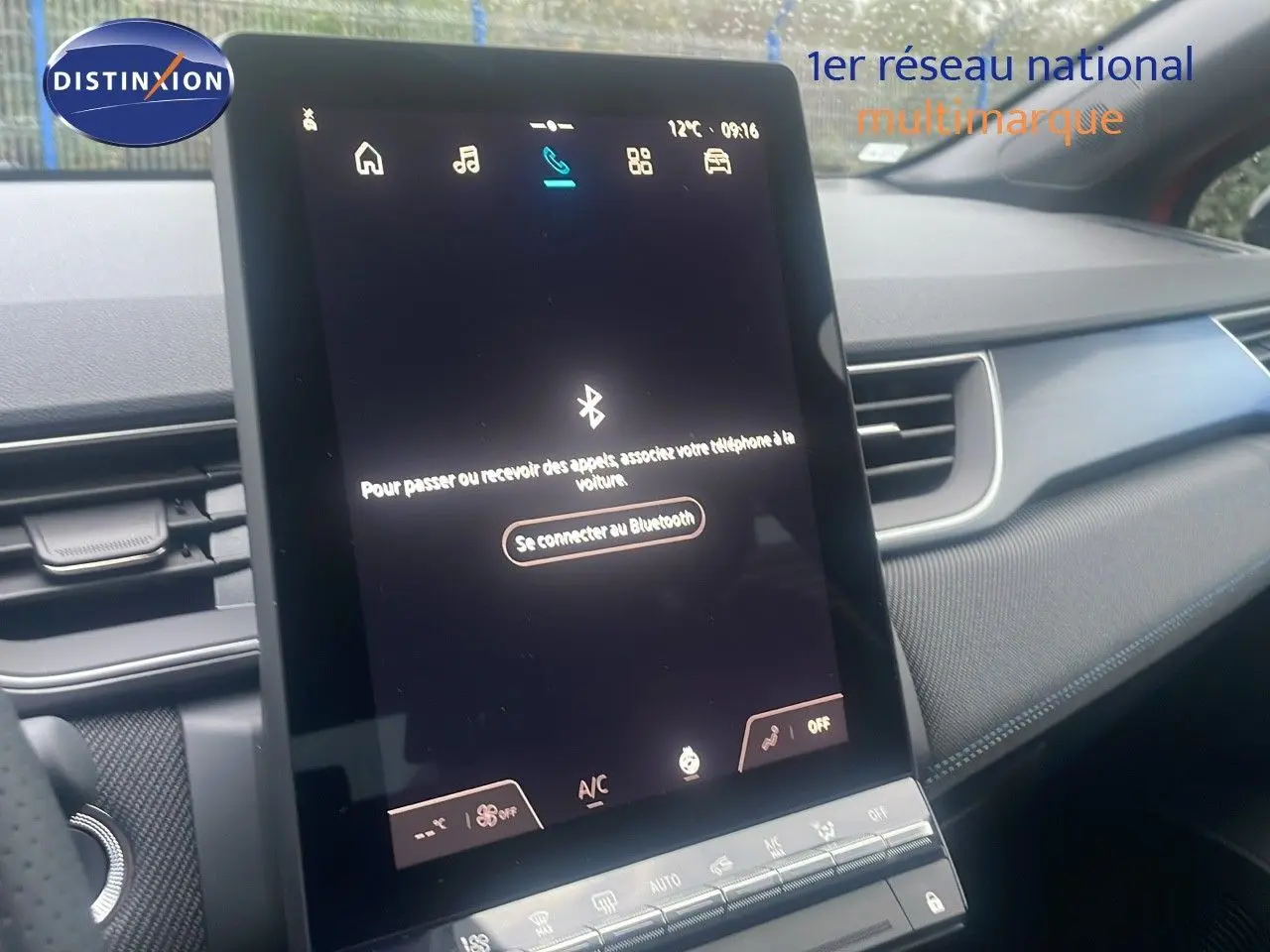 Vue intérieure centrée sur l’écran tactile vertical du tableau de bord du Renault Captur E-Tech hybride 2025.