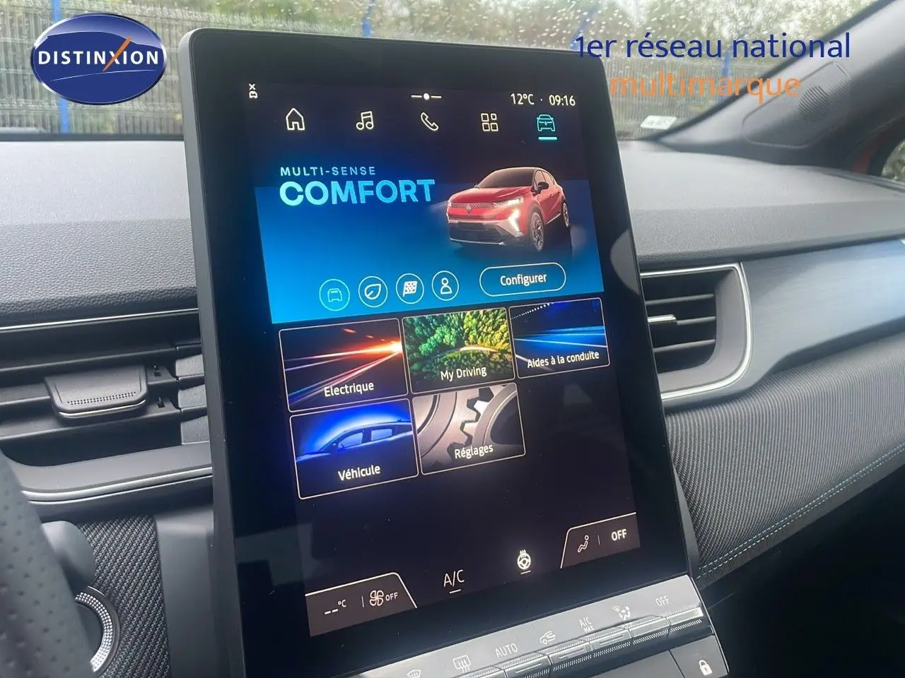 Écran tactile central affichant le mode confort du Renault Captur E-Tech rouge passion, vue intérieure côté conducteur.